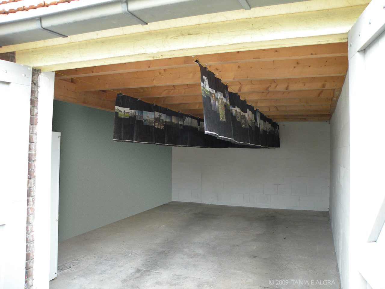 Installatie "Kranten-horizon" - acryl en krantenfoto's op papier - Opgevouwen 40 x 52 cm, uitgevouwen 10 mtr x 52 cm - Opgehangen bij Bleu et Vert, Wamel, Nederland.