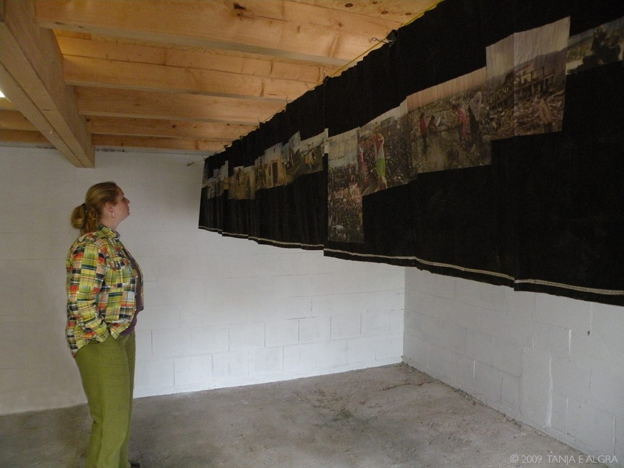 Installatie "Kranten-horizon" - acryl en krantenfoto's op papier - Opgevouwen 40 x 52 cm, uitgevouwen 10 mtr x 52 cm - Opgehangen bij Bleu et Vert, Wamel, Nederland.