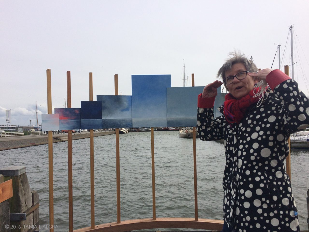 Installatie "Horizon op Palen - Enkhuizen" - Tanja E. Algra geeft een toelichting na de onthulling van de installatie.